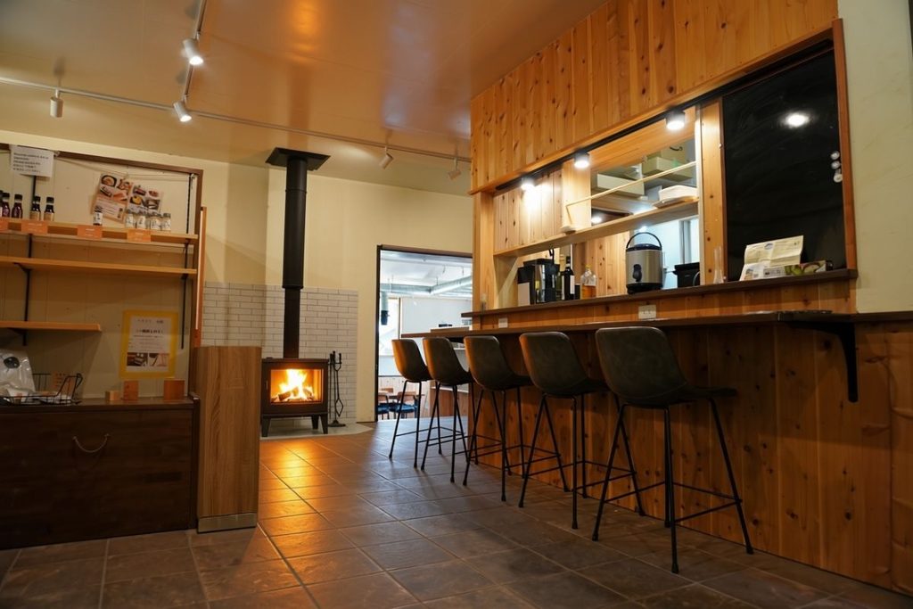 DONGURITEI entrance counter seating with fireplace